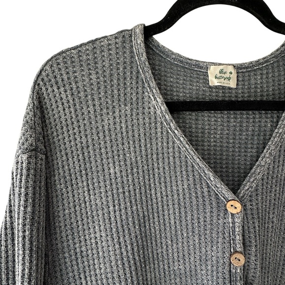 NWOT | GRAY LONG SLEEVE WAFFLE KNIT BABYDOLL TOP BUTTON FRONT V-NECK | SMALL - Picture 3 of 10